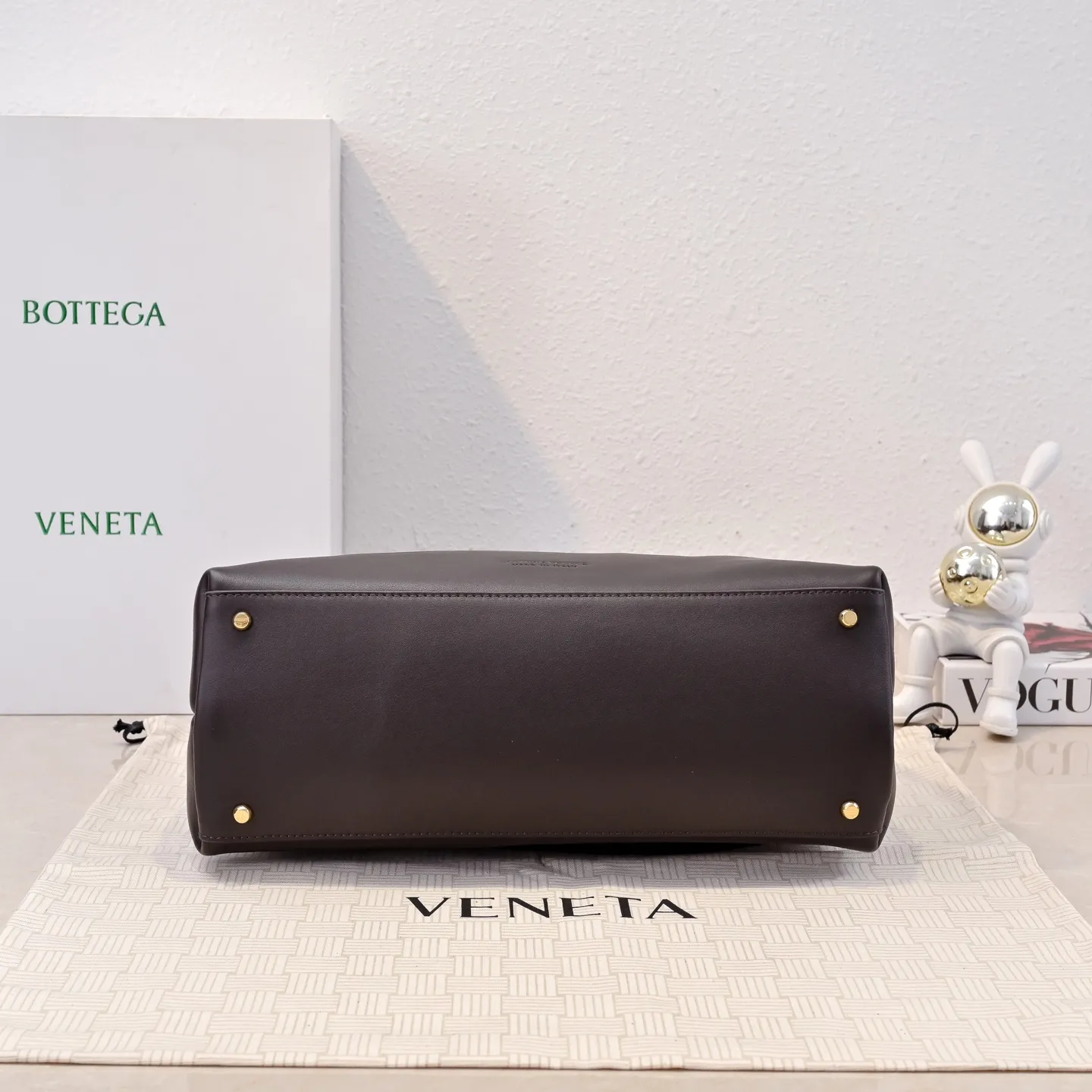 Batch 2360 #Bv New Ciao Ciao handbag Ciao Ciao means "hello" and "goodbye" in Italian, showing a relaxed and casual lifestyle ⭐️Made of Dutch Silky Calf calf leather ~ silky to the touch. The leather is thick, and the suede lining is soft and comfortable. The relaxed feeling of stacked smooth leather, the representative woven element shoulder strap, and the perfect embellishment of golden buckles 💥The bag has a unique shape, casual and exquisite, and super practical ☄️Carry Ciao Ciao to accompany you in various occasions, and be the most stylish you 🎀 Model: 7231 Size: 34x26x15